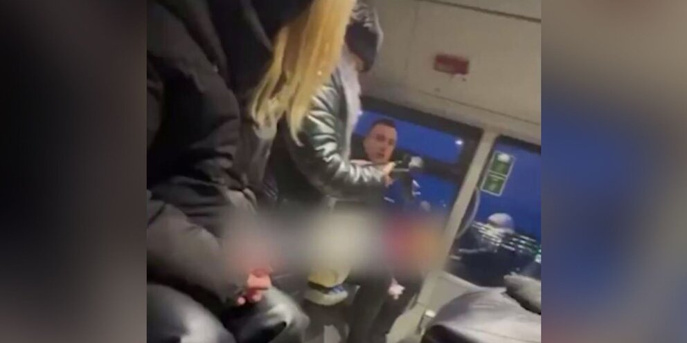 водитель стрелявший в студента. в автобусе в вильнюсе оказалась украинкой. выгнали из автобуса. вебкам в автобусе. приставание в автобусе.