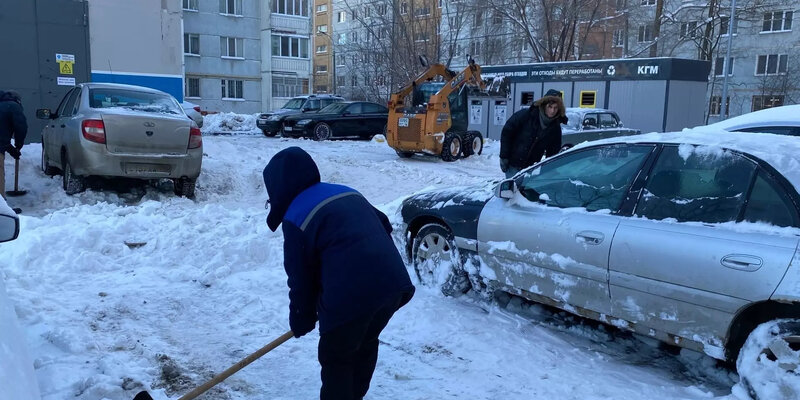 Машина для чистки снега во дворе