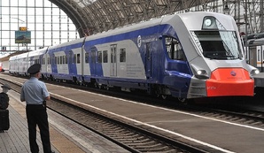 Химки железная дорога. Химки железная дорога. Химки стоят электрички. Химки железная дорога. Поезд ласточка крюково.