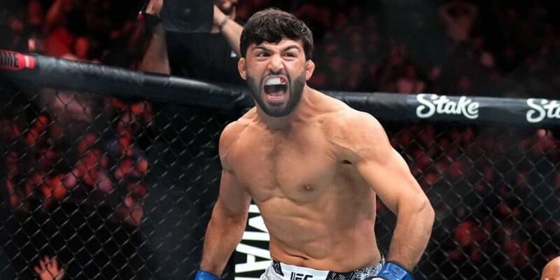 Выступает вперед. Выступать перед большой аудиторией. Выступающий на конференции. Выступает вперед. Поясничный лордоз упражнения.