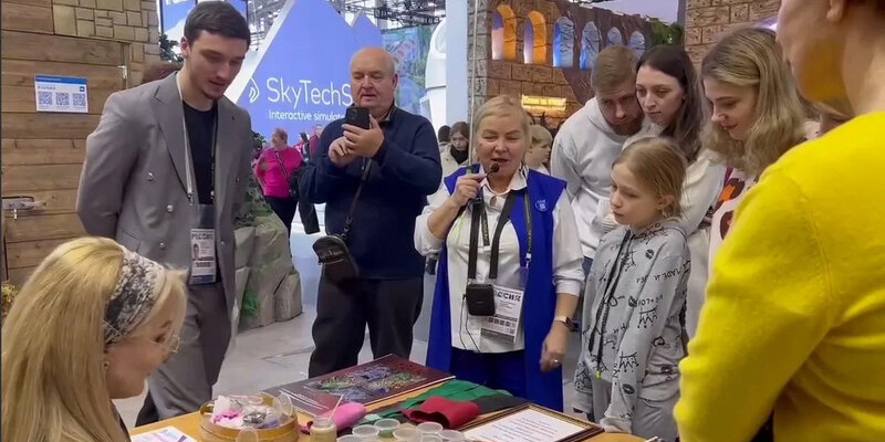 Бизнесмены на мероприятии. Бизнесмены на мероприятии. Молодые бизнесмены. Ооо свободные люди спб. Форум люди.