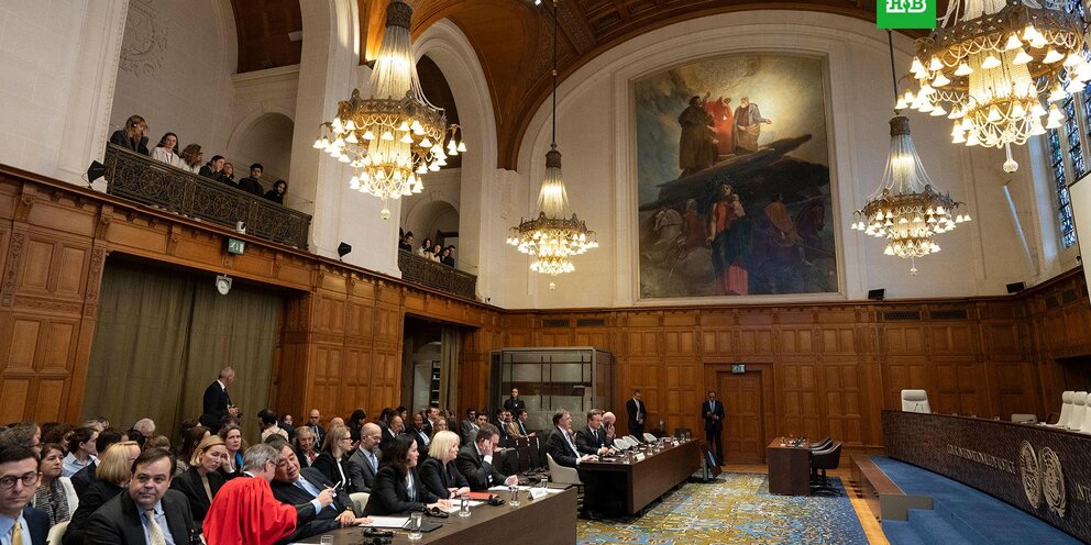 идут судебные разбирательства. вывеска зал суда. тихо идет судебное заседание. идет судебное заседание табличка. суд вывеска.