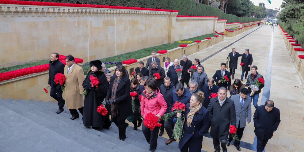 Соболезную на казахском языке. Мусульманские соболезнования. Примите наши соболезнования. Соболезнования по казахски. Искрение соьолезнования.