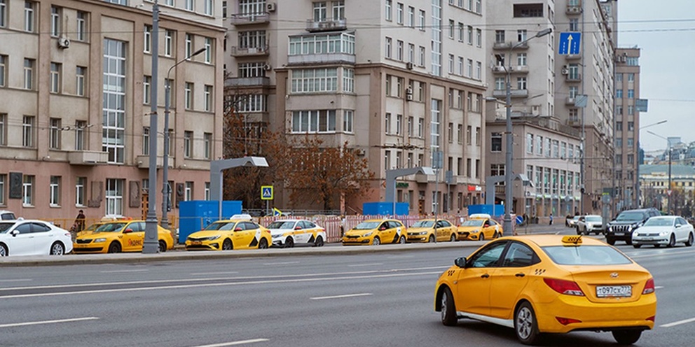 Московское такси. Такси москва. Внешний вид водителя такси. Таксист в центре москвы. Таксист фото.