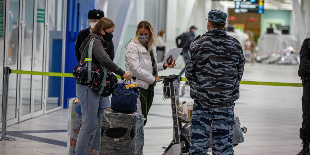 димаш в аэропорту в сочи. самолет задержка рейсов. краснодар задержки рейсов. задержка рейса мультяно. рейс задержат на 12 часов.