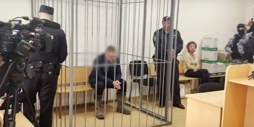 Ютуберк бил насильников детей. Женская преступность. Застрелила насильника. Под стражу. Застрелила насильника.