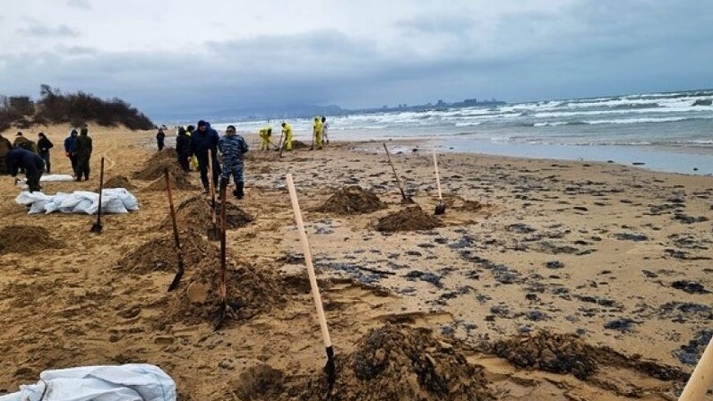Что стало с черным морем фото На Чёрном море выбросы мазута. Курортный сезон под угрозой Дзен
