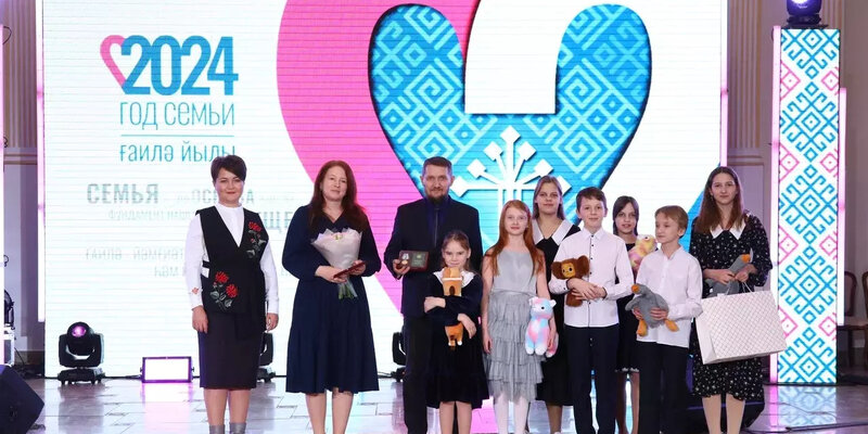 Белорусская семья в национальных костюмах. Белорусская семья. Белорусские традиции. Семья рб. Капитал семья.