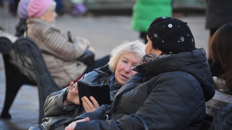 Пенсионеры в очереди за пенсией. Пенсионные новости на сегодня для неработающих пенсионеров. Российские пенсионеры. Женщина в пенсионном фонде. Пенсионные новости на сегодня для неработающих пенсионеров.