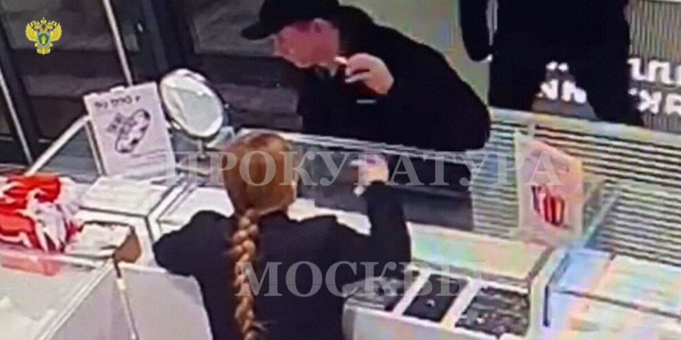 1000000 рублей. 125 тысяч рублей. Пачка рублей в руках. Полмиллиона. Много рублей.