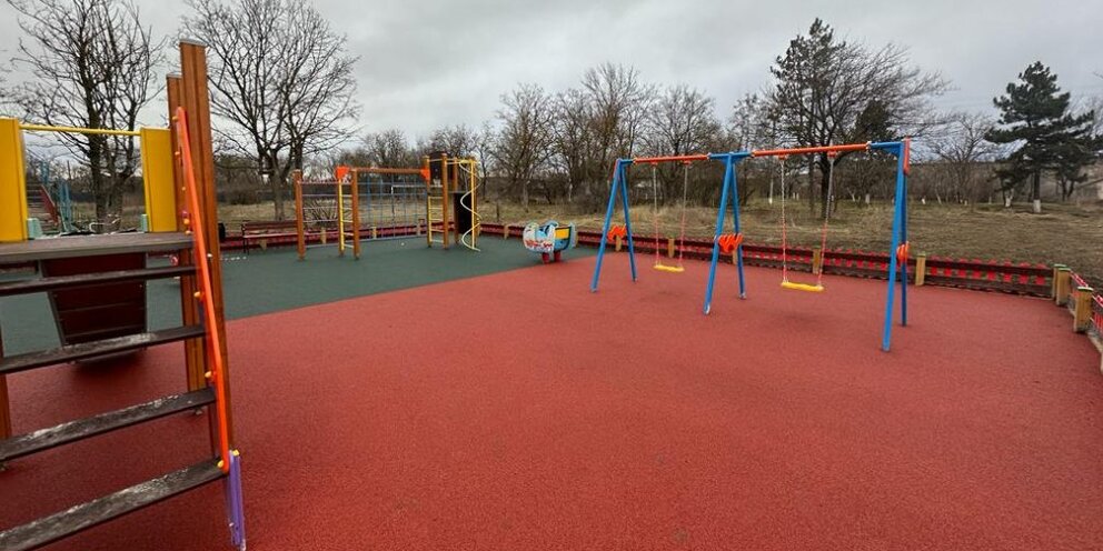 спортивная площадка парк федорова. спортивная площадка с тренажерами. обустройство детских спортивных площадок. озеленение спортивных площадок. спортивная площадка.