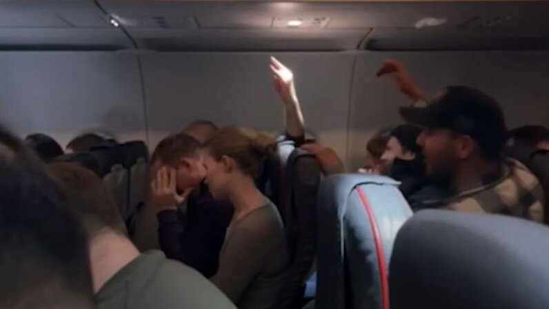 Снежана елистратова стюардесса. Курсы бортпроводников. Стюардессы россии. Школа стюардесс фильм. Поступить на стюардессу после 9 класса в москве.