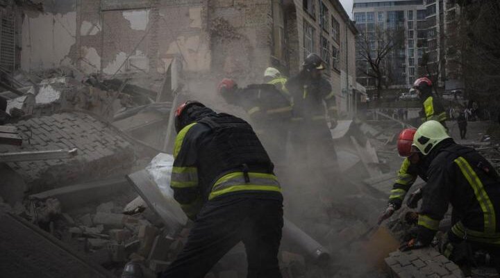 Штаб квартира сбу украины. Здание сбу в киеве. Дом здание. Харьков здание хога. Разрушенное здание.