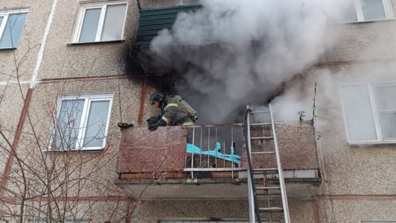 не впускай незнакомца в дом. красивая большая спальня. семья в загородном доме. впускает в их дом. собака за стеклом.