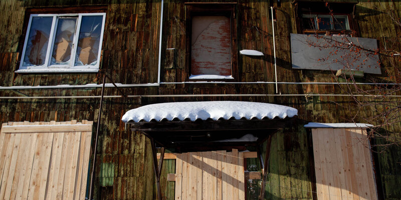 деревянный барак внутри. курганская область разруха. как живут в бараках. архангельск бараки. бараки в россии.