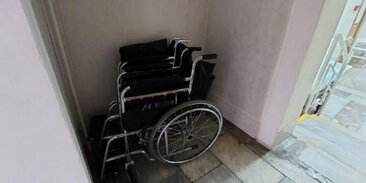 Мужской торс в кровати