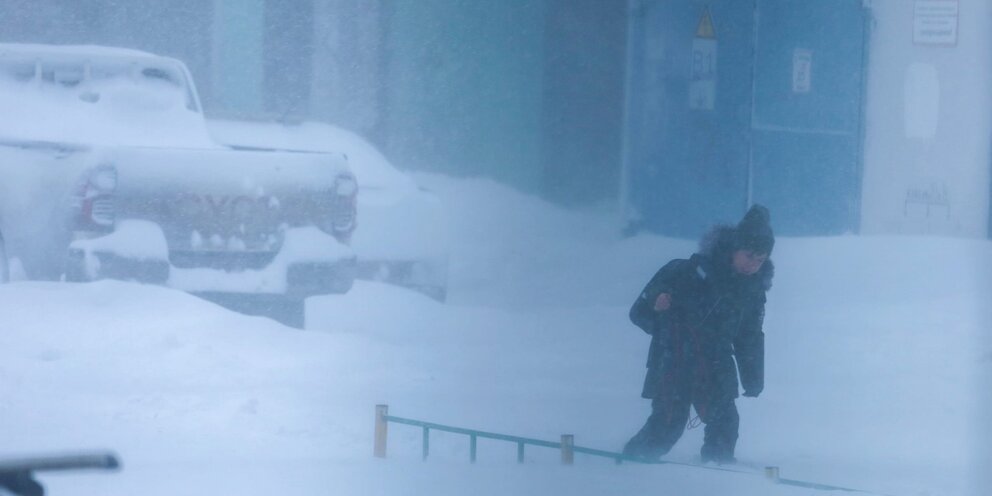 Мокрый шел. Парень бежит по лужам. Кристоф жакро фотографии. Мокрые ноги. Эдуард гордеев петербург.