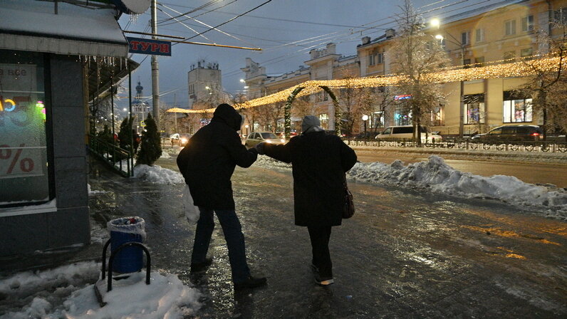 Опыт превращение воды в лед. Вода превращается в лед. Талый лед. Превратиться в лед. Превращение воды в лед.