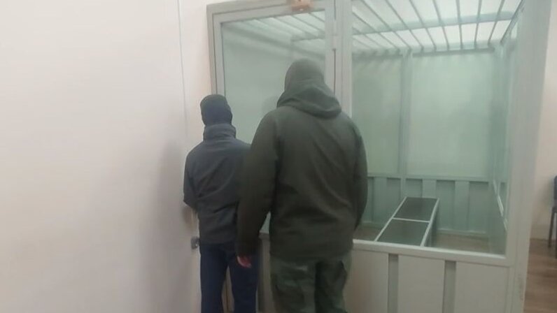 Мошенничество заключенных. Мошенничество заключенных. Телефонный разговор в тюрьме. Подросток на скамье подсудимых. Осужденные телефон.