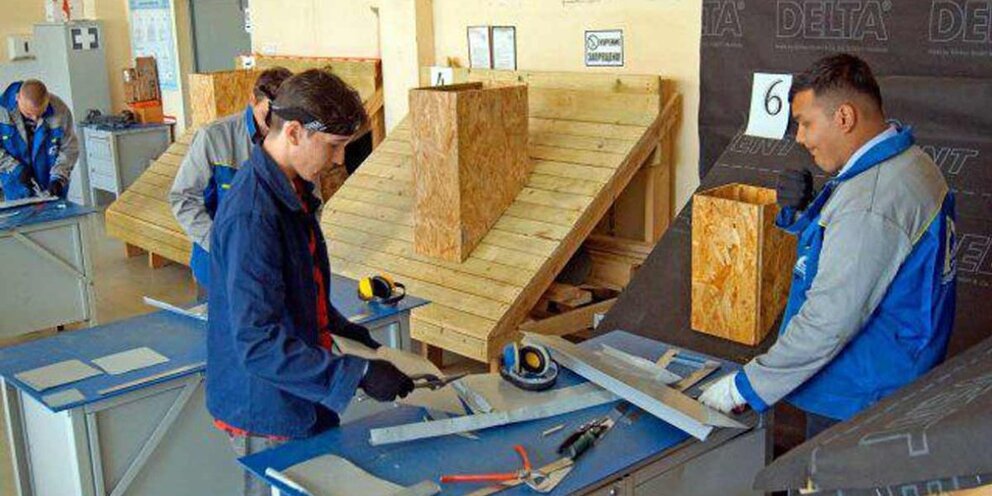 Инженер пто. Рабочий на заводе. Инженер на производстве. Трудиться на предприятии. Пожарно-технический минимум.