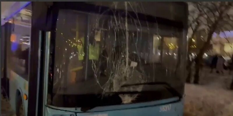 общественнвйтоанспорт. общественный транспорт города санкт петербург. общественный транспорт города санкт петербург. невский проспект спб троллейбус. автобусы в питере.