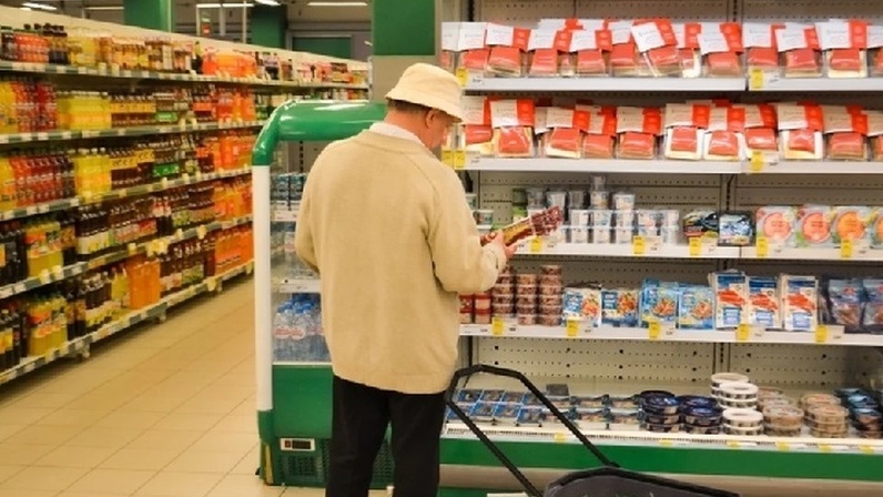 Продукты подорожали. Товар. Женщина с продуктами. Магазин продукты. Покупатель в магазине.