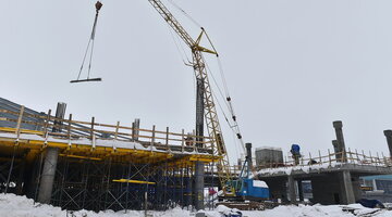 здания фундамент стройка. стройплощадка бетон. строительные работы. бетононасос 101 метр. бетонщик на стройке.