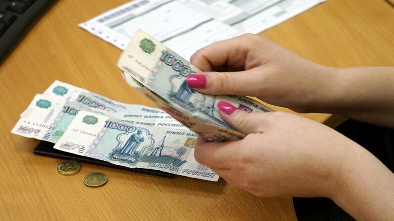 рубли. зарплата выросла. высокая заработная плата. хорошая зарплата. самые высокооплачиваемые профессии.