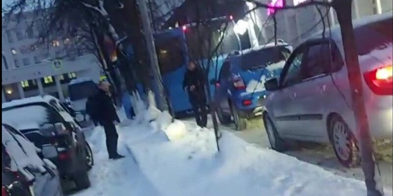 Какая машина едет сейчас. Cadillac cts 4. Aston martin rapide s 2021. Современные кабриолеты. Ехали машины.