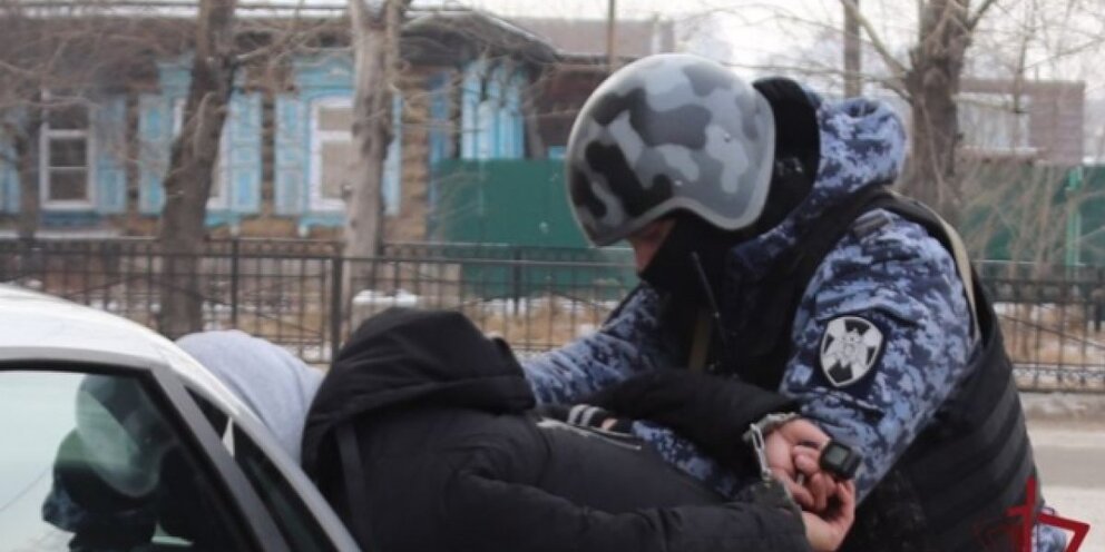 деловой мужчина. мужчина дает деньги женщине. бизнесмен. довольный человек. молодым людям в том числе.