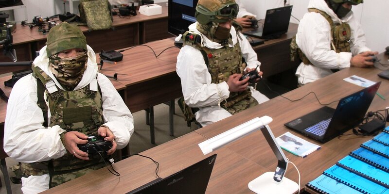 Оператор беспилотных летательных аппаратов. Управление беспилотниками обучение. Лпд-801 подавитель бпла. Мужчина с квадрокоптером. Пилот дронов.