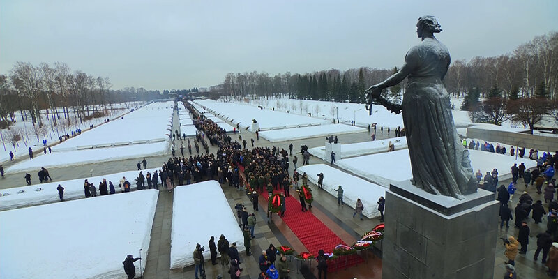 экскурсовод и экскурсанты петербург. новогодний санкт-петербург эрмитаж. санкт-петербург невский проспект дворцовая площадь. дворцовая площадь в санкт-петербурге зима 2022. невский проспект гостиный двор.