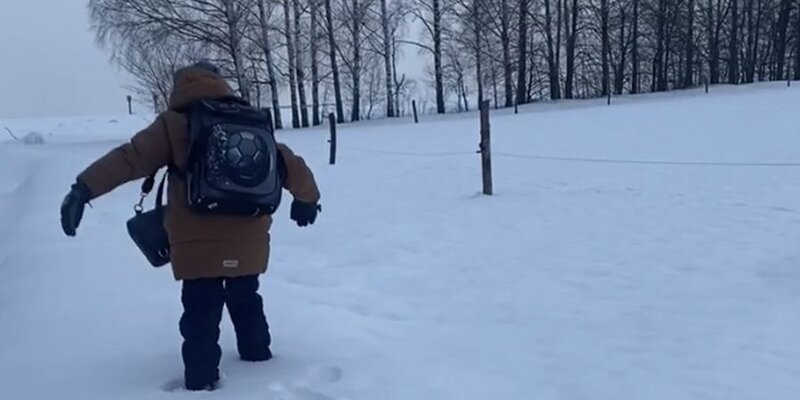 Ребенок ползает. Первые шаги малыша. Ползать на четвереньках. Младенец ползает. Малыш на четвереньках.