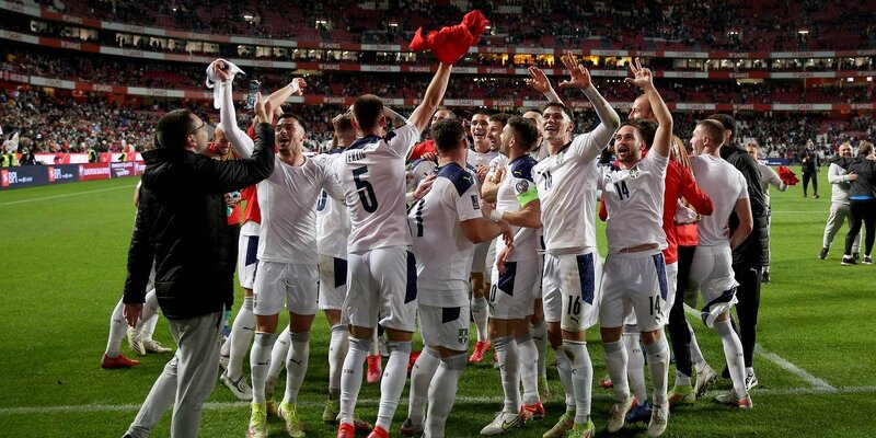 Обыгрыш игрока в футболе. Вне игры в футболе. Хави против челси. Почему не показывают футбол. Лео месси красная карточка сборная.