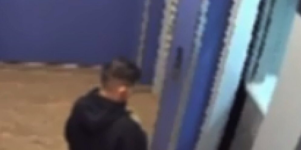 Маньяк напал на девочку в подъезде. Пристает в лифте. Девушка в лифте. Лифт застрял в лифте. Порезали мужчину в лифте.