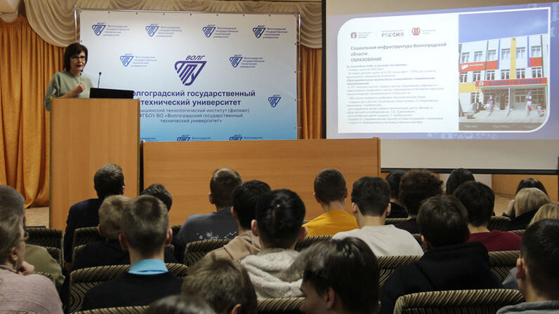 студенты в вузе. цифровая карьерная среда для выпускников картинки. кафедры знания. российские вузы. учеба в колледже.