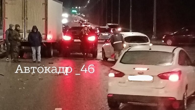 машина упала в реку. автомобиль упал с моста. машина упала с моста. станция путепровод красноярск. мост.