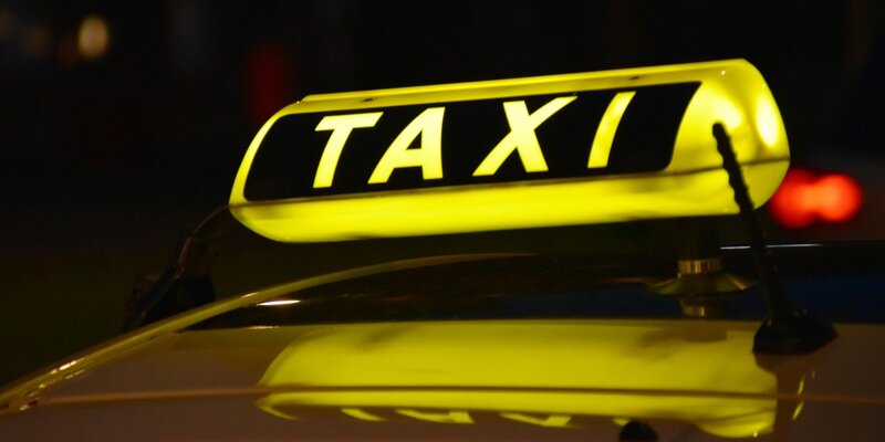 Оснащение автомобиля такси. Такси цвет машины. Карточка водителя такси. Авто такси. Яндекс такси.