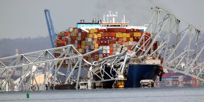 мир рушится. мир рушится. дерзкие фразы. девушка в пустоте. когда рушатся все мечты.