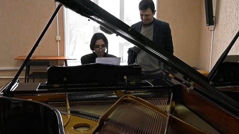 мацуев виртуоз. иркутский пианист денис мацуев. мацуев денис цветы. пианисты исполнение. денис мацуев.