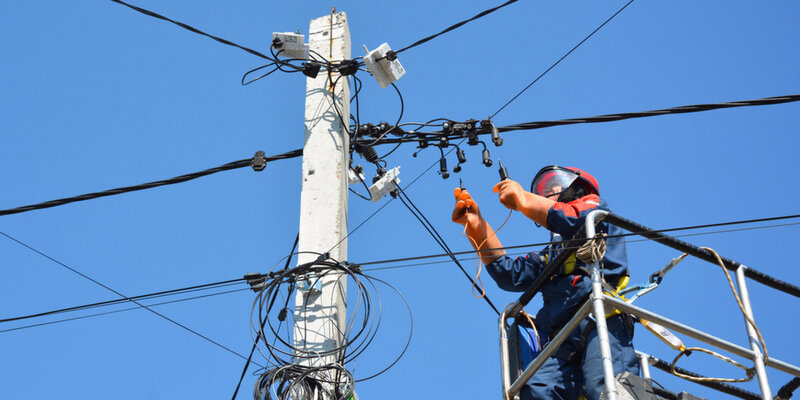 Отключили свет в доме. Отключили электричество. Рука выключает свет. Человек со свечкой. Отключили электричество за долги.