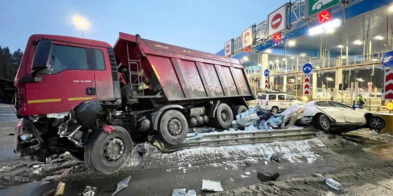 Грубый прямо. Грубый прямо. Эмоциональная грубость. Держит девушку за воло ы. Грубый прямо.