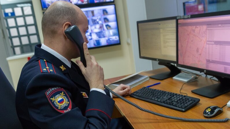 Полиция рф в квартире. Полицейский стучится в дверь. Полиция ломится в дверь. Милиционеры стучат в дверь. Полиция пришла по вызову.