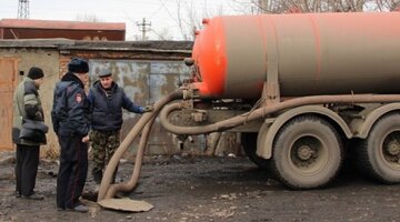 Темно оттуда. Пасмурное темное небо. Мрачный лес. Темно оттуда. Прятки ночью.