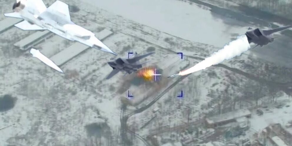 ракетный удар. след от гиперзвуковой ракеты в небе. гиперзвуковой комплекс кинжал. поражение кинжалом. ракеты россии.