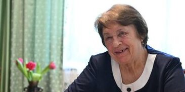 последние новости дополнительные выплаты пенсионерам. надбавки пенсионерам. бабушка получает пенсию. бабушка с пенсией. перерасчет пенсии.