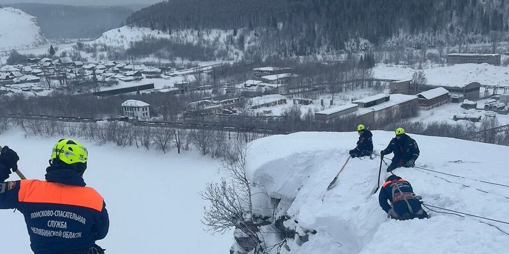Сход снежной лавины. Действия после снежной лавины. Лавина в домбае 2022. Снежная лавина и человек. После схода лавины.