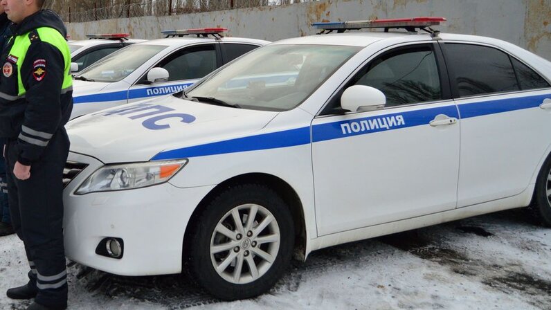 Гаишник взяточник. Взятка гаишнику. Дача гаишника. Гаишник останавливает машину. Дача взятки гаишнику.