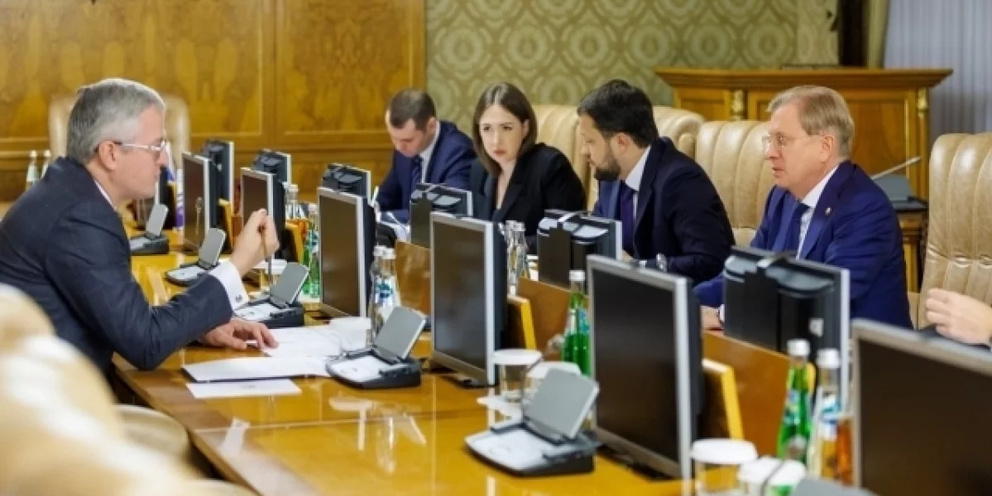 В чем проблема правительством. Решение демографических проблем. Презентация на тему электронное правительство. В чем проблема правительством. Экономические задачи на рынок труда.