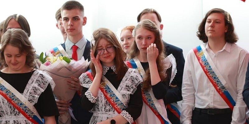 Последний звонок 2021 9 класс. Выпускной в начальной школе. Последний звонок фото. Фотографии последний звонок в школе. Последний звонок.